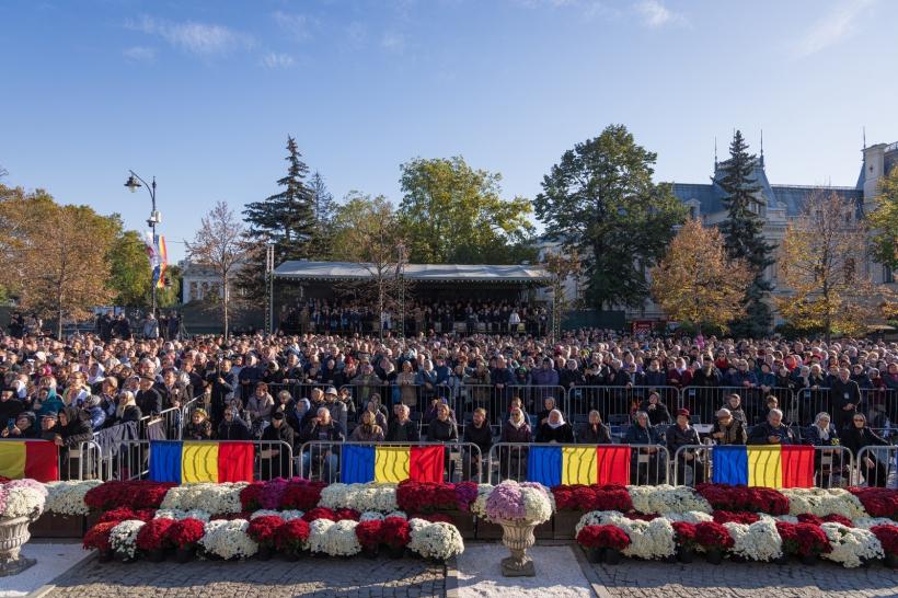 Peste 250.000 de pelerini s-au închinat la racla cu sfintele moaște ale Cuvioasei Parascheva de la Iași 18922363