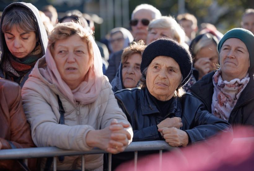 Peste 250.000 de pelerini s-au închinat la racla cu sfintele moaște ale Cuvioasei Parascheva de la Iași 18922366