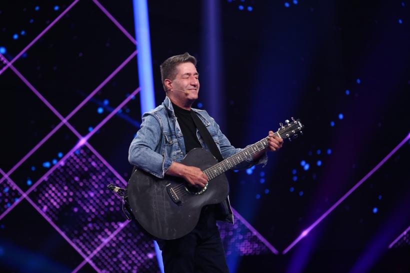 Radu Pietreanu, invitatul special al serii în ediția iUmor difuzată mâine seară, de la 20.00, la Antena 1. Cheloo: „Radu a venit cu voie bună, cântec și muzică și a oferit un cutremur artistic!” 18922968