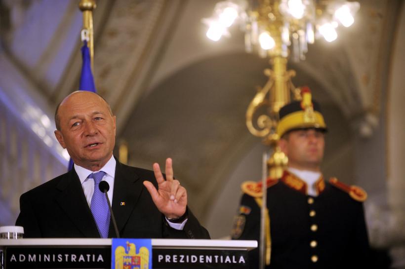 Consultarea populară, la vreme de alegeri, folosită ca bâtă electorală de Traian Băsescu și Klaus Iohannis