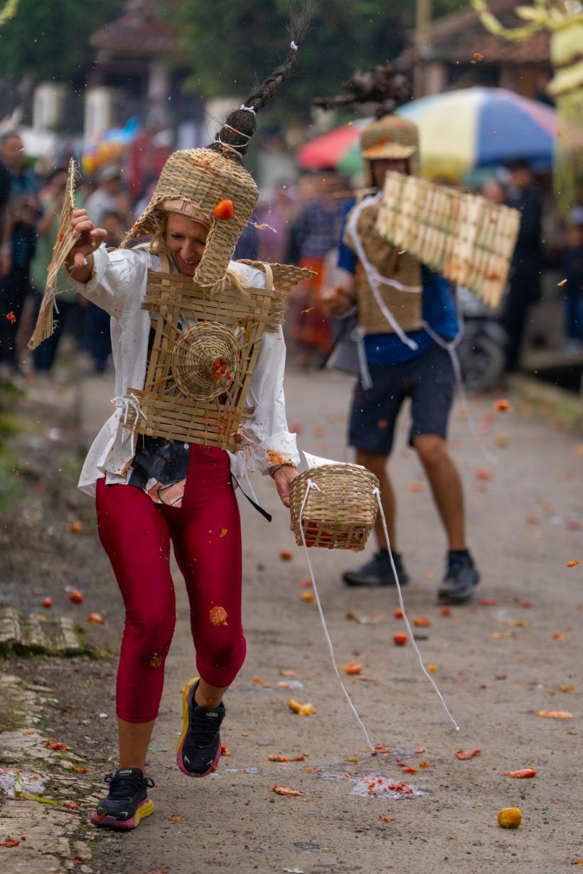 Începe etapa a opta la Asia Express: concurenții se reunesc în Indonezia, pe insula Java, și își pun armurile pentru lupte crâncene în plină stradă 18923257