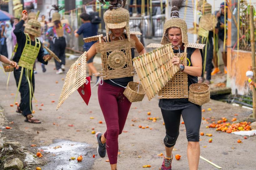 Începe etapa a opta la Asia Express: concurenții se reunesc în Indonezia, pe insula Java, și își pun armurile pentru lupte crâncene în plină stradă 18923258