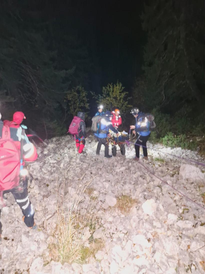 Misiune nocturnă pentru salvarea unor turiști blocați pe munte. O tânără a fost evacuată pe targă