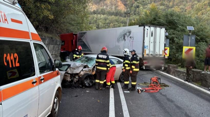 Accident cu o victimă încarcerată, la Călimăneşti. Traficul pe DN 7 - blocat total