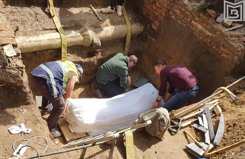 Descoperire cutremurătoare în București: Sicriul de zinc al unei tinere de 19 ani, victimă a tuberculozei, găsit în curtea Bisericii Izvorul Tămăduirii „Mavrogheni” 18923481