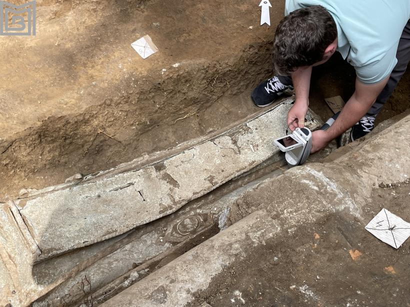 Descoperire cutremurătoare în București: Sicriul de zinc al unei tinere de 19 ani, victimă a tuberculozei, găsit în curtea Bisericii Izvorul Tămăduirii „Mavrogheni” 18923482