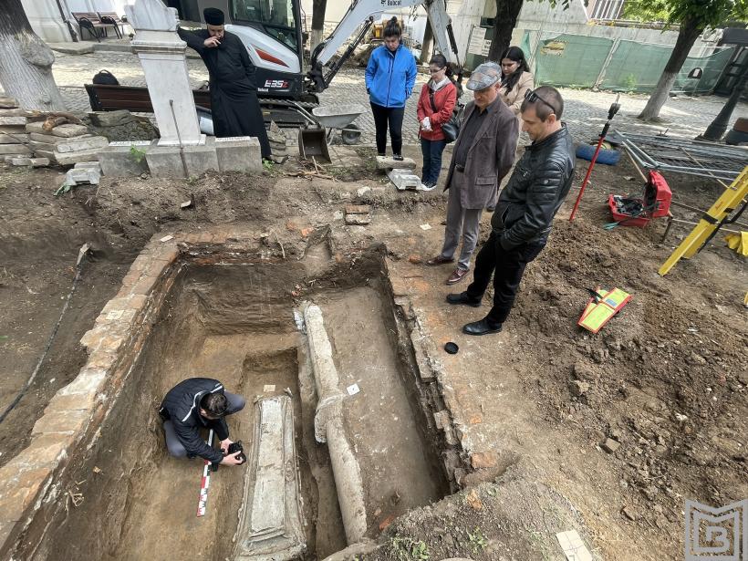 Descoperire cutremurătoare în București: Sicriul de zinc al unei tinere de 19 ani, victimă a tuberculozei, găsit în curtea Bisericii Izvorul Tămăduirii „Mavrogheni” 18923483