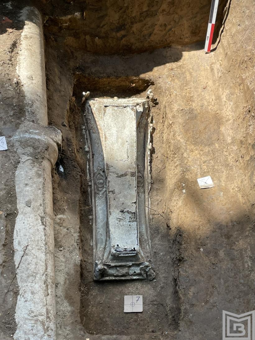 Descoperire cutremurătoare în București: Sicriul de zinc al unei tinere de 19 ani, victimă a tuberculozei, găsit în curtea Bisericii Izvorul Tămăduirii „Mavrogheni” 18923484