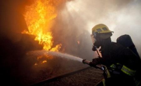 TIR cuprins de flăcări în Vâlcea. Zece persoane dintr-o pensiune din apropiere s-au autoevacuat