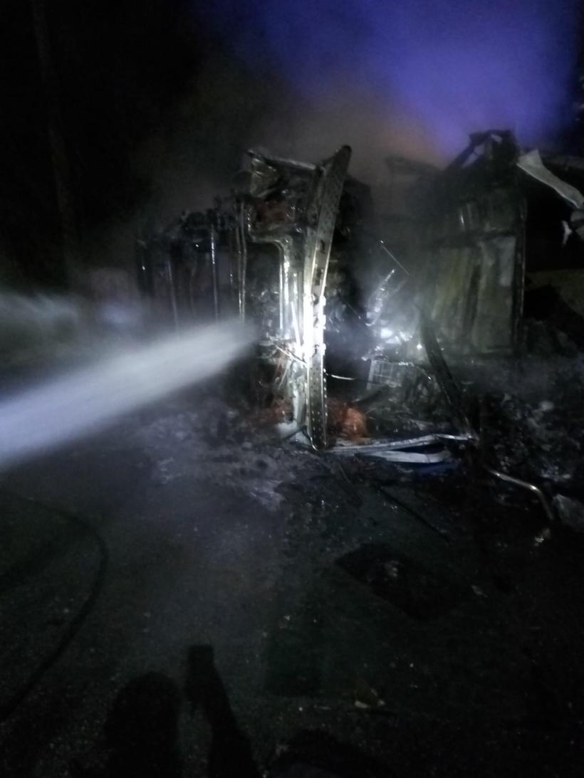 Două tiruri încărcate cu piatră s-au ciocnit pe o șosea din Vâlcea. Unul dintre ele s-a răsturnat și a luat foc 18923787