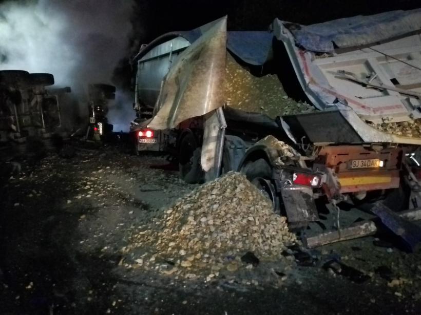 Două tiruri încărcate cu piatră s-au ciocnit pe o șosea din Vâlcea. Unul dintre ele s-a răsturnat și a luat foc 18923788