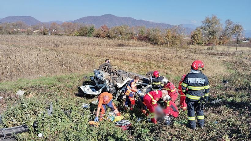 Două persoane au murit, după ce un tren a lovit o mașină pe trecerea de cale ferată