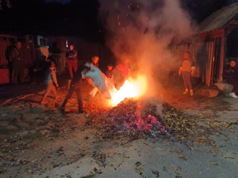 Focul lui Sumedru, în Țara Muscelului: Un fel de Halloween românesc, tradiție autohtonă de Sfântul Dumitru 18924153