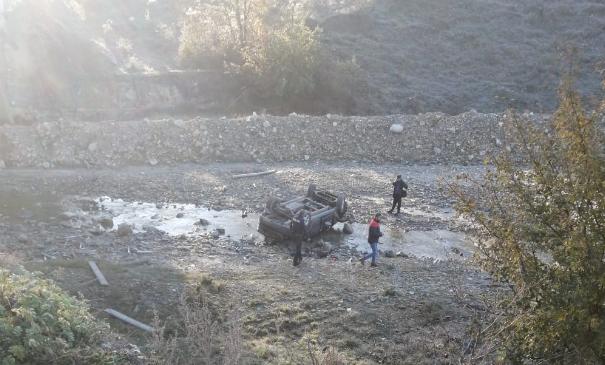 Accident grav în Vrancea: șoferul a murit. O fetiță de 9 ani a ieșit singură din mașina răsturnată de pe pod 18924351