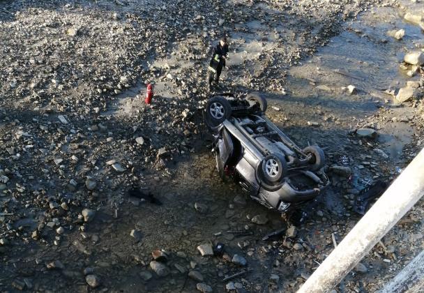 Accident grav în Vrancea: șoferul a murit. O fetiță de 9 ani a ieșit singură din mașina răsturnată de pe pod 18924352