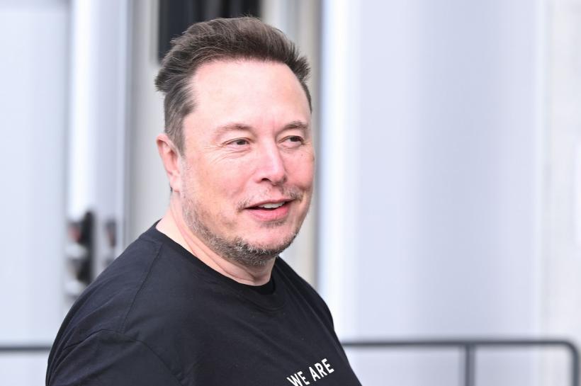 Elon Musk ar fi lucrat ilegal în Statele Unite în anii 1990