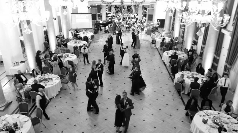 Brașovul, îmbrăcat în parfum de vals 18924456