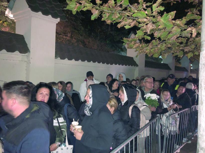 Pelerinajul de Sfântul Dimitrie, văzut din gloata cerșetorilor: Pomanagiul care întinde mâna să-ți dea Împărăția Cerului 18924462