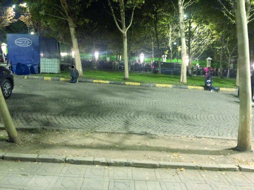 Pelerinajul de Sfântul Dimitrie, văzut din gloata cerșetorilor: Pomanagiul care întinde mâna să-ți dea Împărăția Cerului 18924463