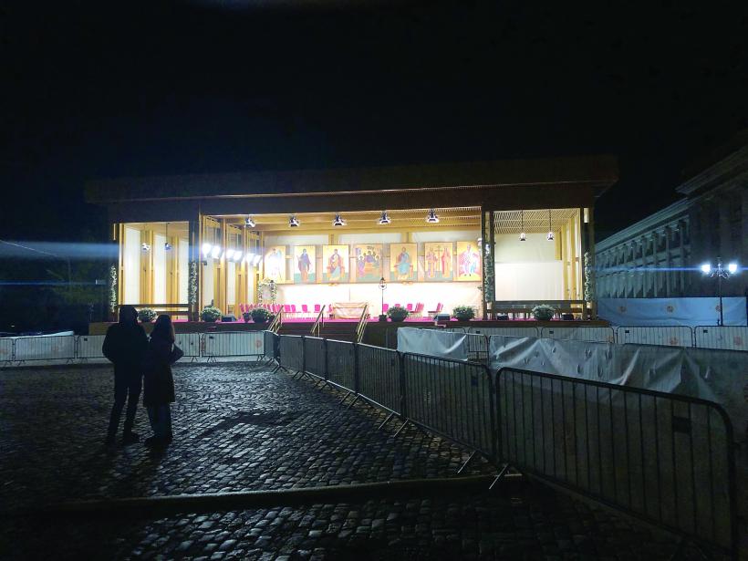 Pelerinajul de Sfântul Dimitrie, văzut din gloata cerșetorilor: Pomanagiul care întinde mâna să-ți dea Împărăția Cerului 18924464