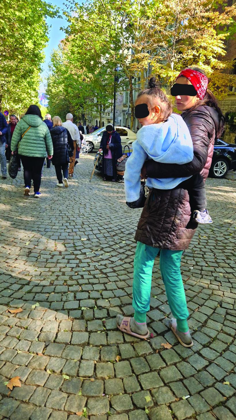 Pelerinajul de Sfântul Dimitrie, văzut din gloata cerșetorilor: Pomanagiul care întinde mâna să-ți dea Împărăția Cerului 18924467