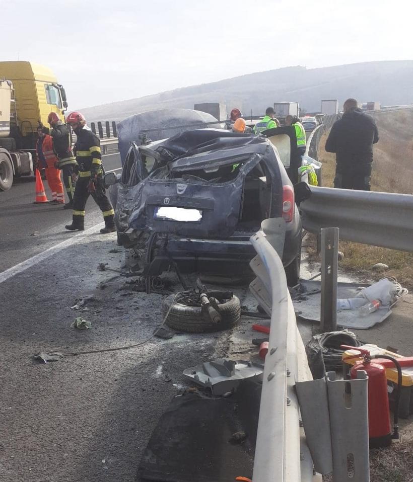 Accident în lanț pe autostrada A1: Două autoturisme distruse după impactul cu un TIR