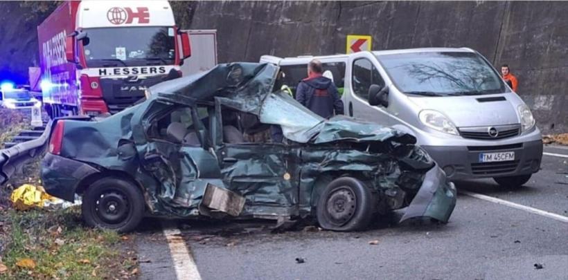 Accident teribil pe DN 6, în localitatea Orșova. O femeie de 47 de ani a murit după ce a intrat cu mașina într-un TIR