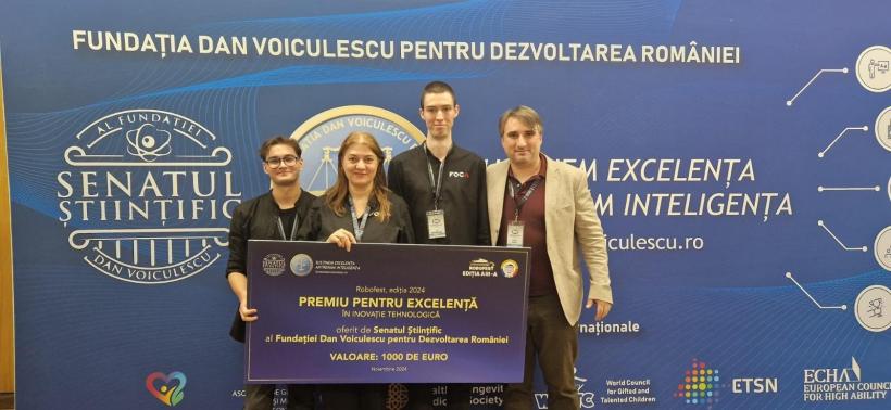 Un tânăr care a creat încărcătorul pentru bateriile cu ioni de sodiu, premiat de Senatul Științific al Fundației Dan Voiculescu pentru Dezvoltarea României la Robofest