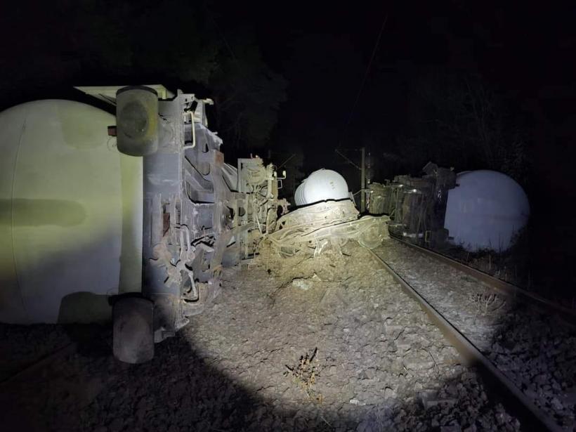 IGSU trimite autospeciala transport roboți la trenul unde au deraiat vagoanele încărcate cu benzină 18926036