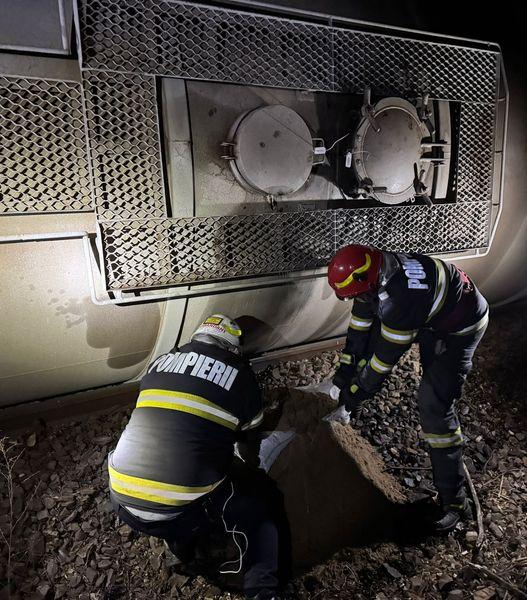 IGSU trimite autospeciala transport roboți la trenul unde au deraiat vagoanele încărcate cu benzină 18926037