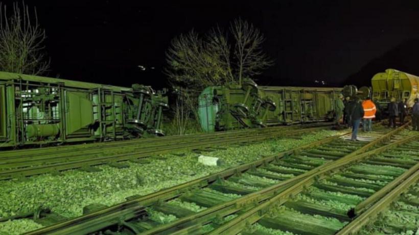 IGSU trimite autospeciala transport roboți la trenul unde au deraiat vagoanele încărcate cu benzină 18926038