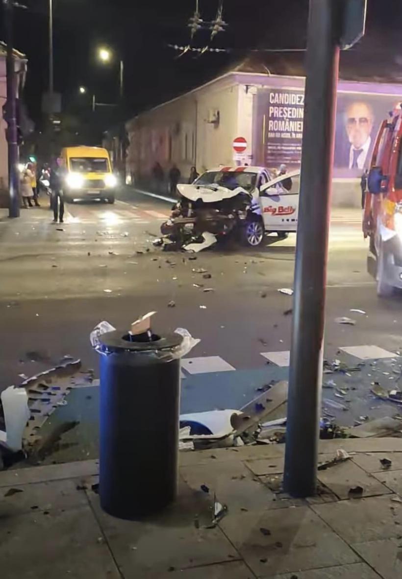 Accident grav între o ambulanță, un autoturism și un autobuz, în centrul orașului Cluj-Napoca. Pacienta a rămas blocată 18926275