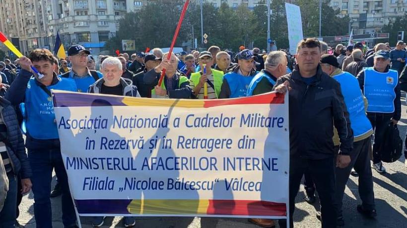 Militarii în rezervă dau o lovitură preventivă în Piața Victoriei, de teama înghețării pensiilor