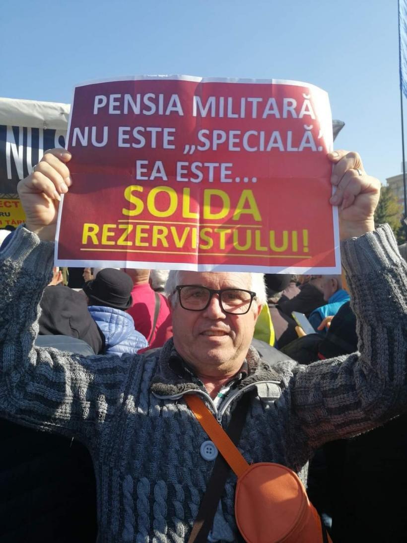 Militarii în rezervă dau o lovitură preventivă în Piața Victoriei, de teama înghețării pensiilor 18926166