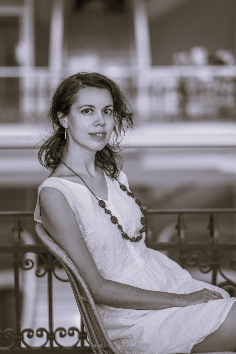 Șuetă cu scriitoarea Alexandra Niculescu:  „Simt bucurie când vine vorba despre cărți, pini, dragoste și portokalopita” 18926168