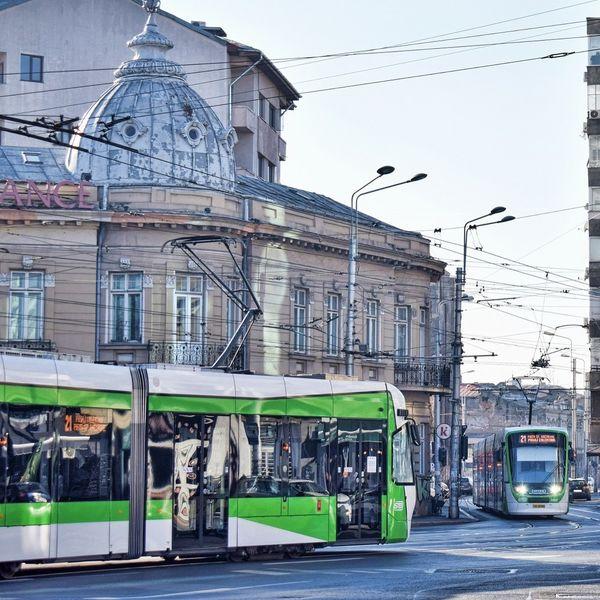 Tramvaiele Imperio revin pe linia 21, după lucrările de punere în siguranţă a faţadei Hanului Solacolu