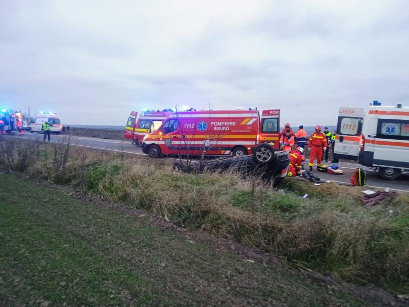 Copil de 4 ani, găsit mort sub mașina răsturnată în șanț. Bilanțul accidentului din Suceava: 5 morți 18926705