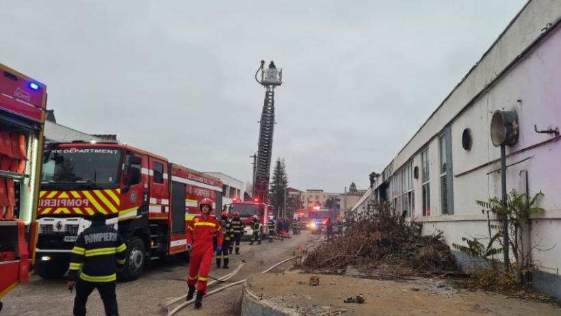 Incendiu violent la Moldomobila, din Iași