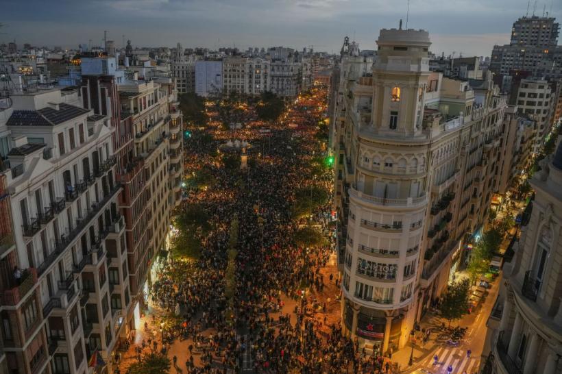 „Ne-ați ucis! &quot;: Mii de spanioli cer demisia autorităților după inundațiile devastatoare. Sun proteste violente în Valencia