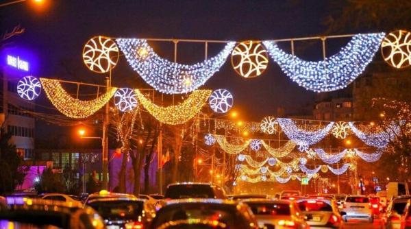 Primăria Capitalei a început instalarea decorațiunilor pentru iluminatul festiv de iarnă