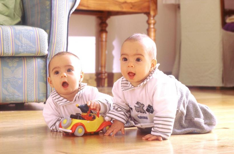 Sfaturi pentru părinți. 12 lucruri pe care trebuie să le știi despre gemeni