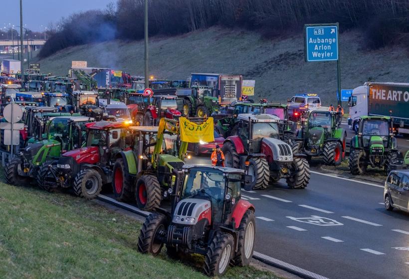 Fermierii ies în stradă la Bruxelles