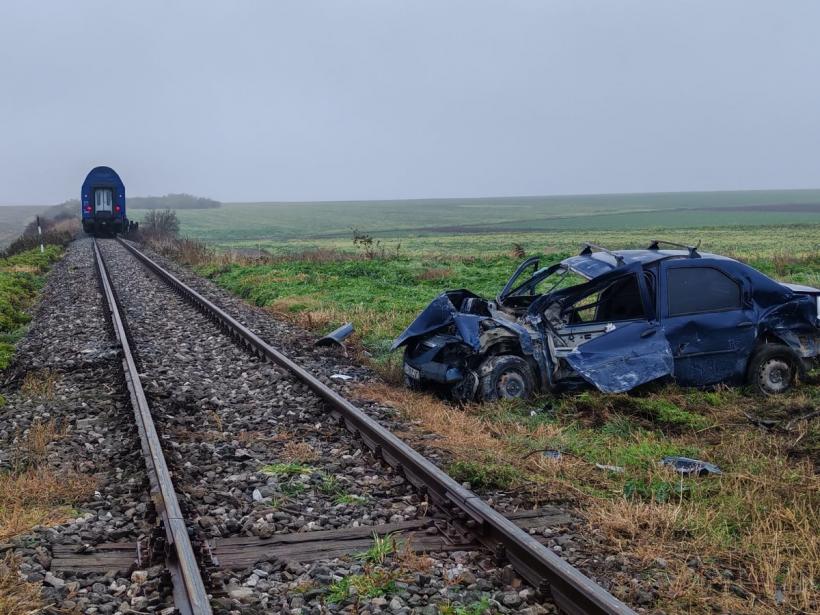 Autoturism, aruncat pe câmp de locomotivă