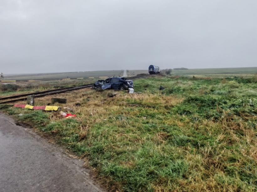 Autoturism, aruncat pe câmp de locomotivă 18927395