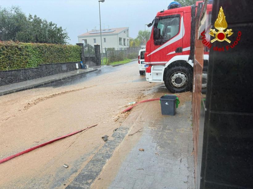 Furtună devastatoare în Sicilia: Torenții au împins mașinile în mare lângă Catania 18927440