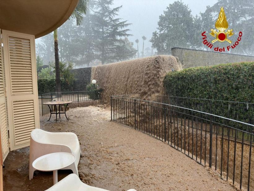 Furtună devastatoare în Sicilia: Torenții au împins mașinile în mare lângă Catania 18927441