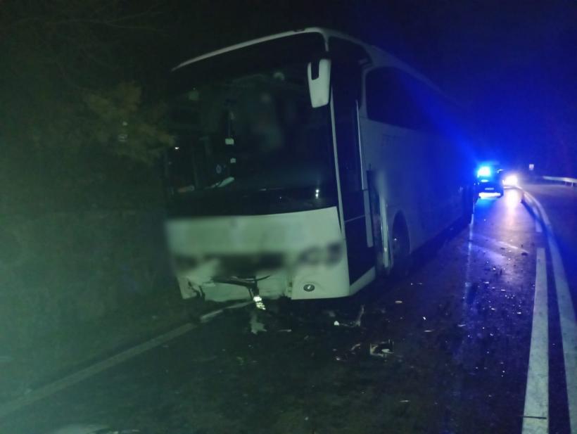 Accident între un autocar cu 16 pasageri la bord și o mașină 18927720