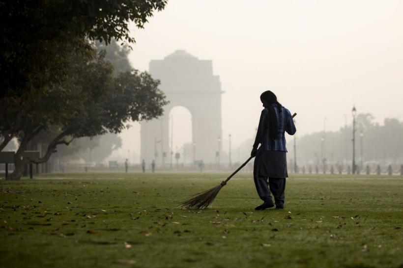 Taj Mahal nu se mai vede din cauza smogului. Capitala Indiei introduce măsuri antipoluare stricte