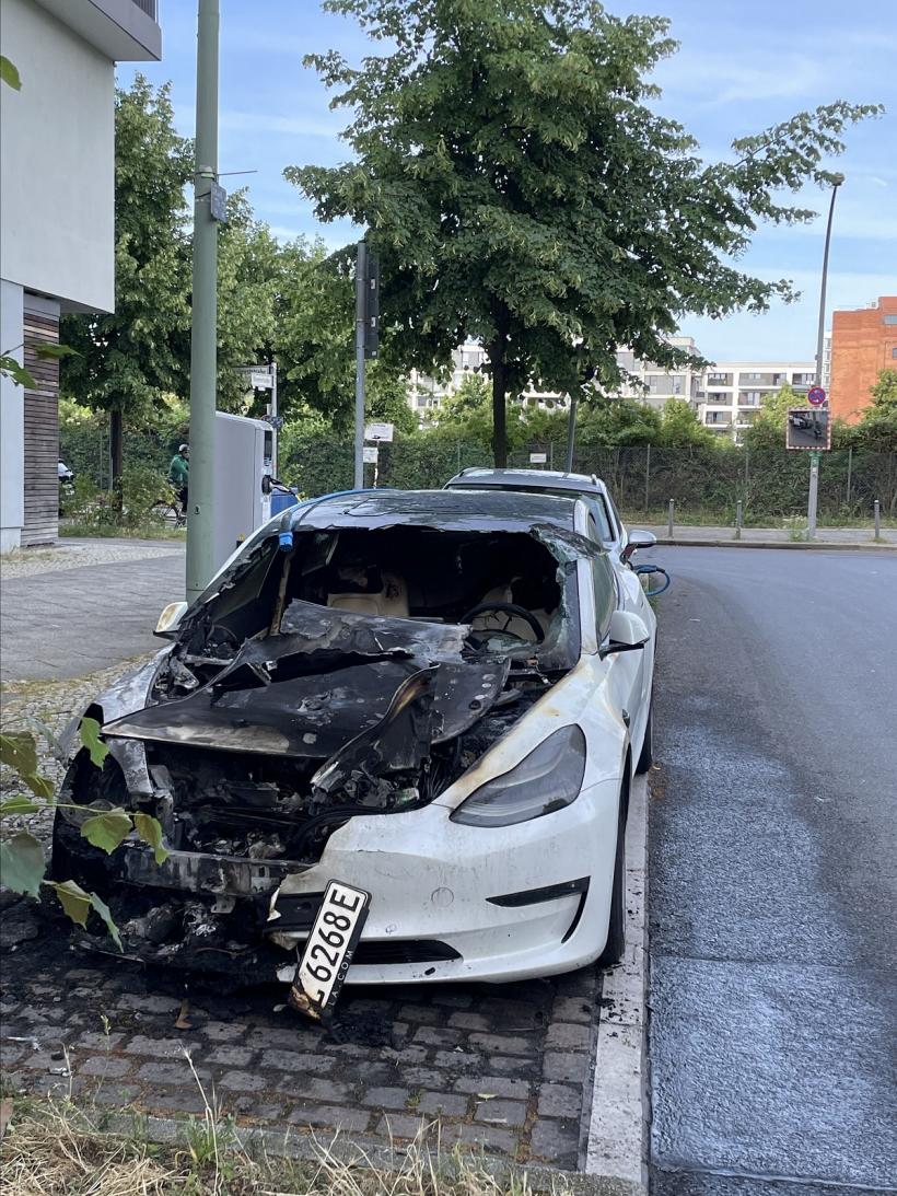 Arși de vii într-o Tesla, după ce ușile mașinii s-au blocat! 18927774