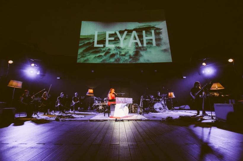 Șuetă de inimă albastră cu muziciana Leyah: „Cânt din iubire și cu iubire. Câteodată, cu inima mică, alteori cu ea plină” 18927929